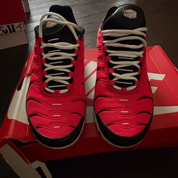 Nike Vibrant Red and Black Athletic Shoes - Picture 1 of 2